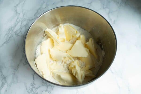 Kuivat aineet ja margariini kulhossa