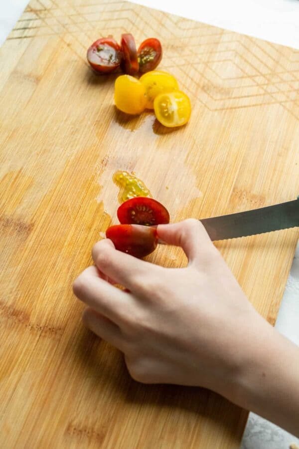 Tomaattien leikkaaminen