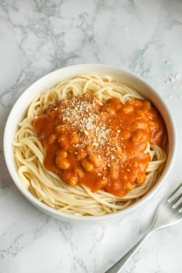 Papukastiketta ja pastaa lautasella