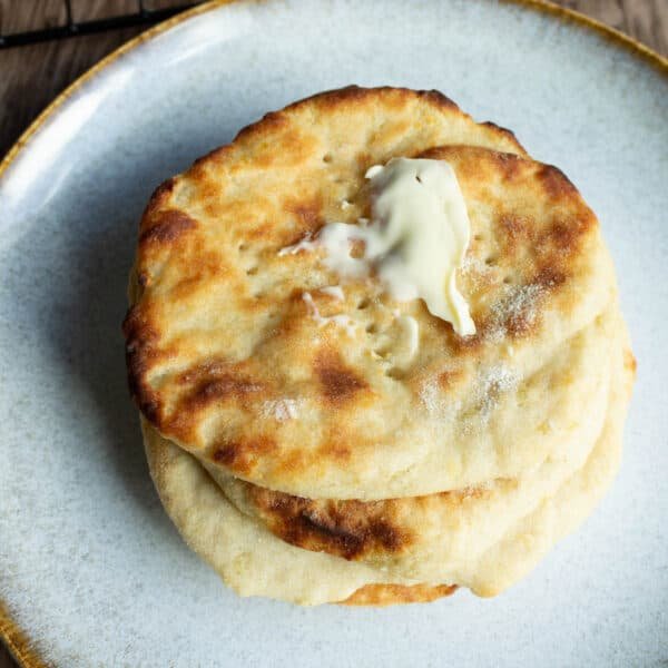 Perunarieskoja lautasella