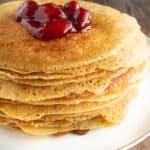 Lettuja ja hilloa lautasella