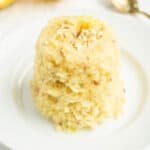 Mukikakku jonka pinnalla koristeena pähkinämurskaa ja sitruunankuorta