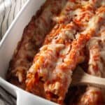 Täytettyjä cannelloneja vuoassa