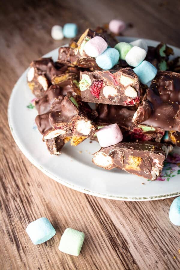 Rocky roadia lautasella