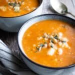 Keittoa ja tuoreita yrttejä kahdessa kulhossa