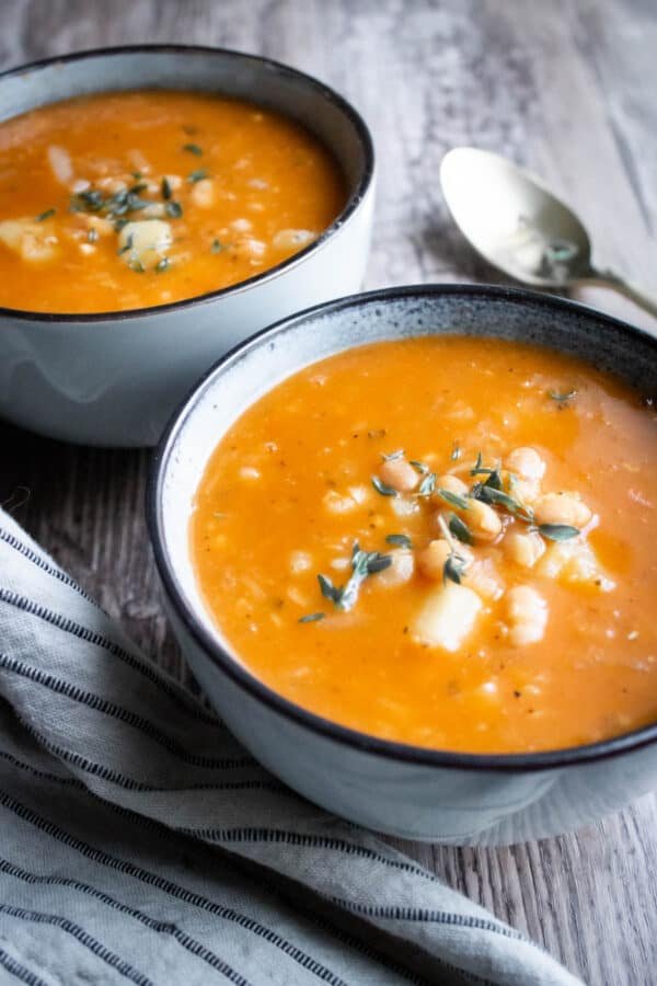 Keittoa ja tuoreita yrttejä kahdessa kulhossa