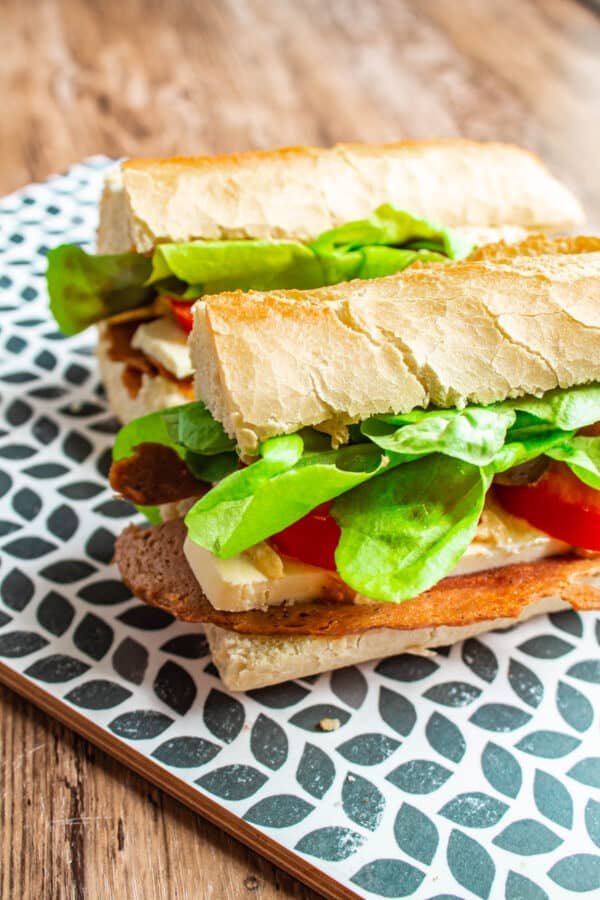 Täytettyjä patonkeja tarjottimella