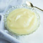 Vaniljakreemiä jälkiruokakulhossa