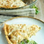 Piirakkaa lautasella ja vuoassa