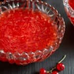 Mansikka-herukkakiisseliä jälkiruokakulhossa