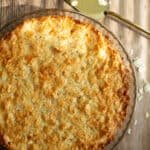 Kokonainen toscakakku vuoassa